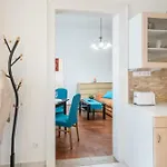 Little Americas Malibu * Budapest